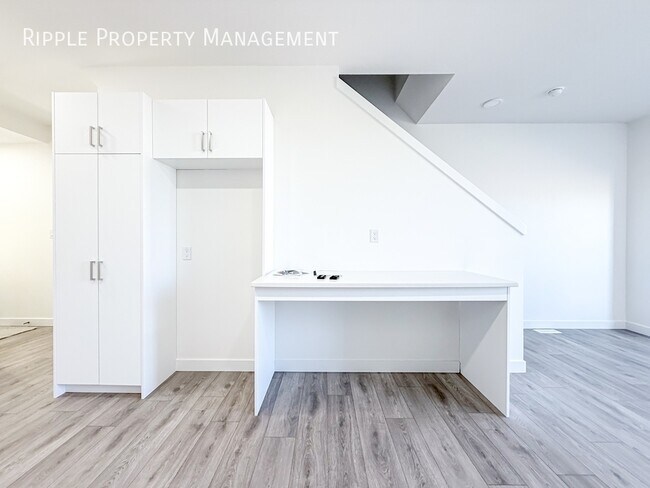Building Photo - Modern 3 Beds, 2.5 Baths TownHouse | 2 Pet...