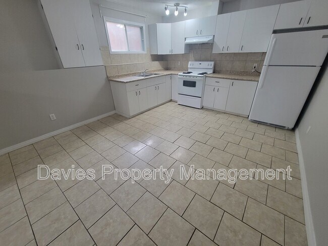 Photo du bâtiment - 4227-4232 32 Ave NW