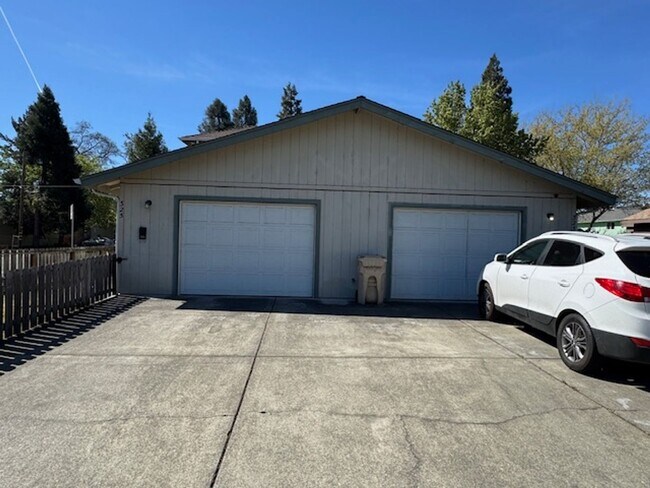 Foto del edificio - 323-325 SE K