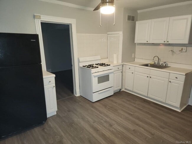 Building Photo - 11 Bonnell Pl