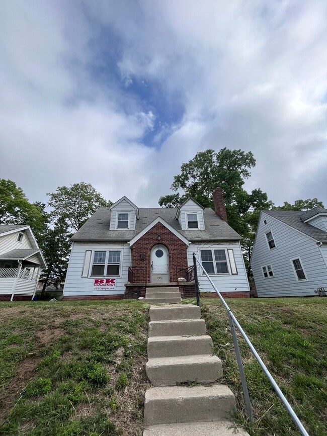 Building Photo - 3 bed 1 bath unit close to campus