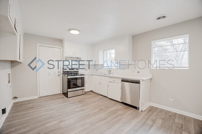 Foto del edificio - NOW OFFERING $250 OFF FIRST FULL MONTH IF ...