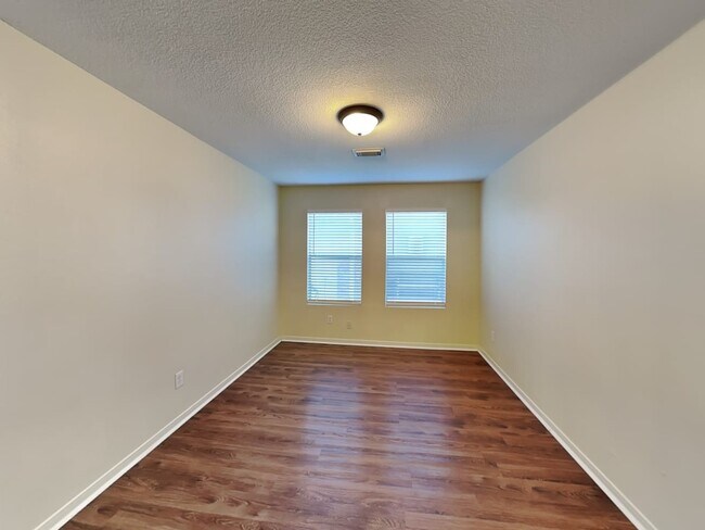 Building Photo - 1818 Day Lily Way