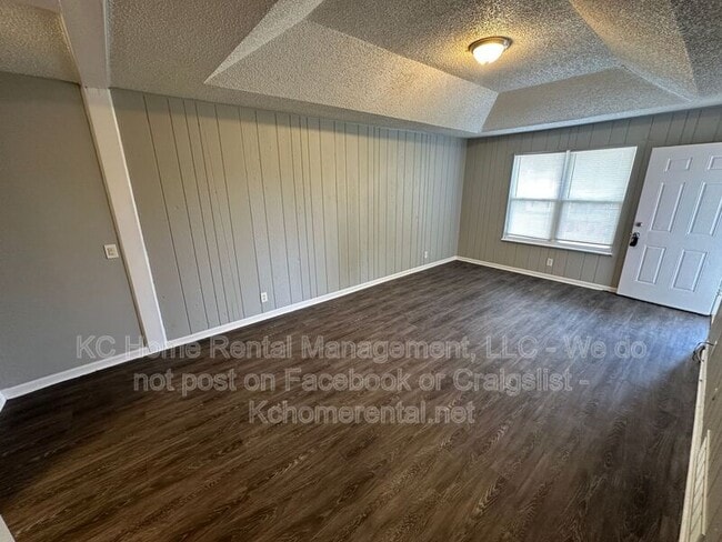 Building Photo - 9223 E 54th St