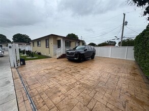 Building Photo - 41 E 54th St