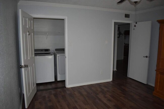 Foto del edificio - 1300 Eagle Lake Rd