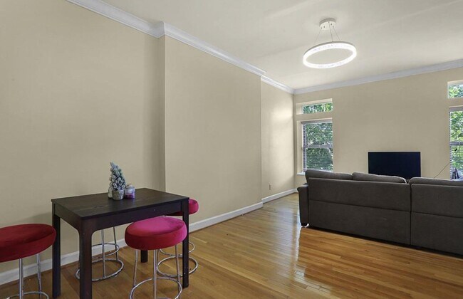 Foto del edificio - 5636 Waterman Blvd