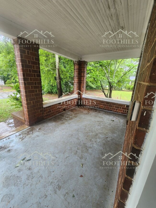 Building Photo - Newly Renovated 3-Bedroom Home Near Downto...