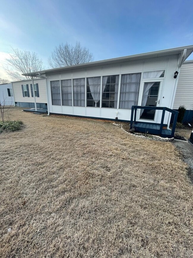 Building Photo - 3 Bedroom 2 Bath Home with large Sunroom i...