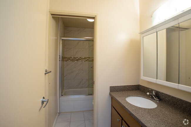 2BR, 1BA - 996SF - Solano Apartments