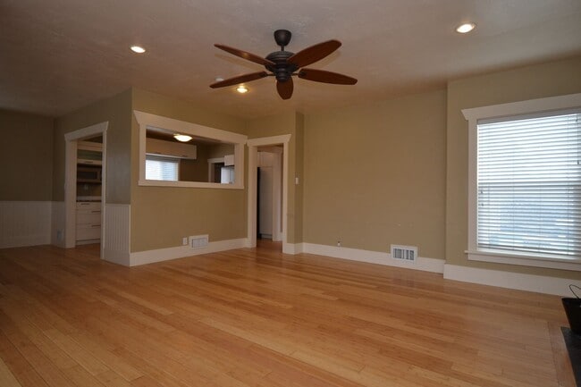 Building Photo - Charming 4 bed 2 bath cottage style home for rent!