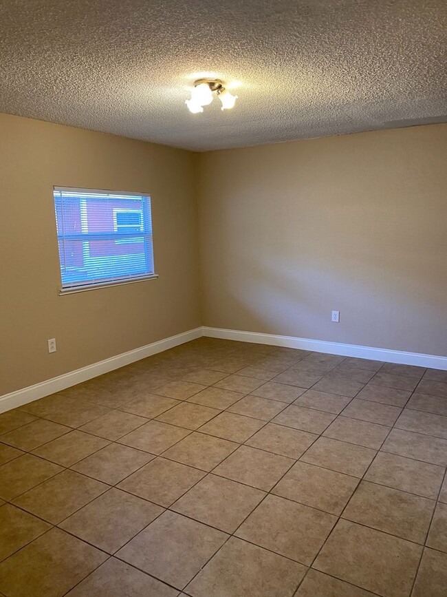 Foto del edificio - RENOVATED 3 BEDROOM 1 BATH HOME, TAMPA FL