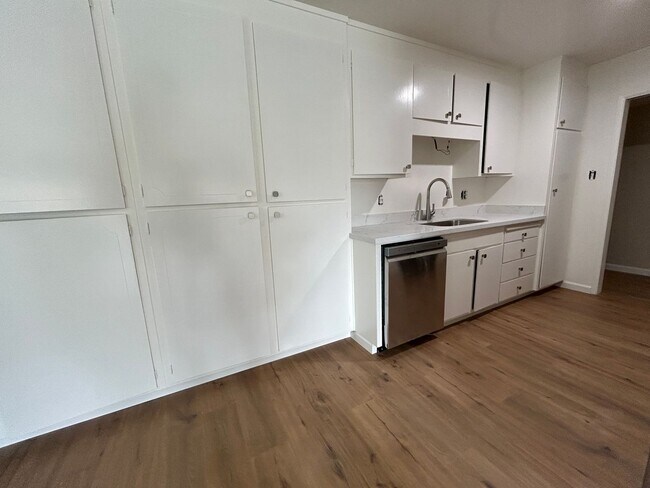 Foto del edificio - Spacious Furnished Primary Suite in Prime Menlo Park Location