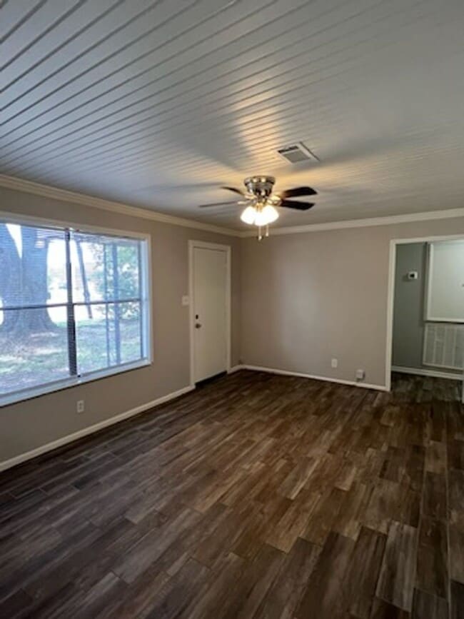 Building Photo - 3 Bed, 1.5 Bathroom, House available for R...