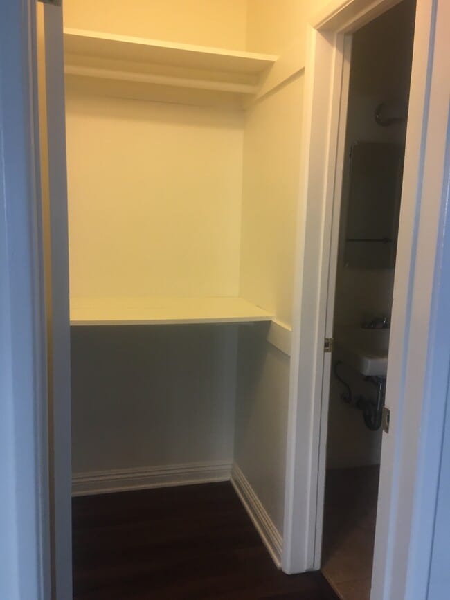 Armario - 545 W Doran St