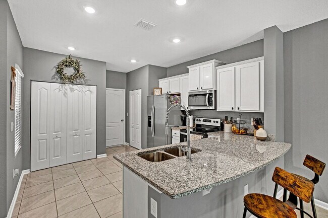 Foto del edificio - 2 bedroom 2.5 townhome in St. Johns for rent.