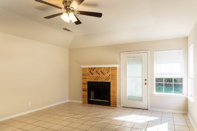 Building Photo - 2402 Lazy Ridge Dr