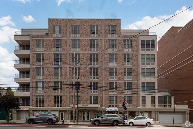 Building Photo - The Livelle