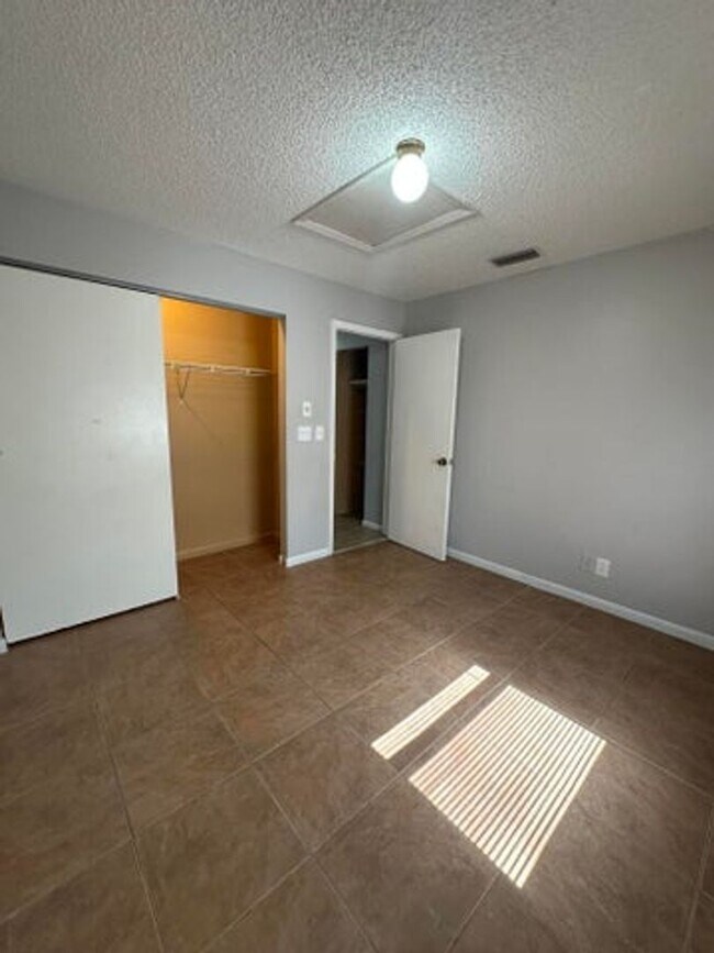 Foto del edificio - 641 W 9th St