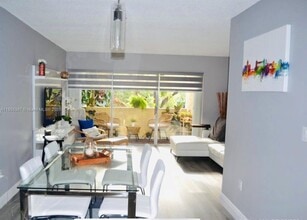 Building Photo - 9367 Fontainebleau Blvd
