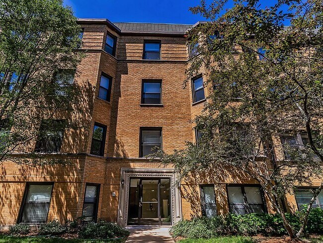 Building Entrance - 7633 N Greenview Ave