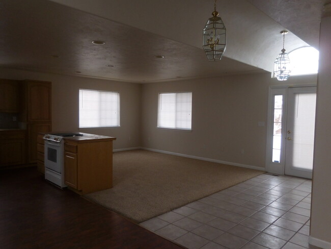 Building Photo - Home on Eagle Court **1/2 OFF THE FIRST MO...