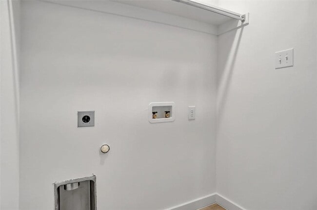 Building Photo - 1221 Bells Dr