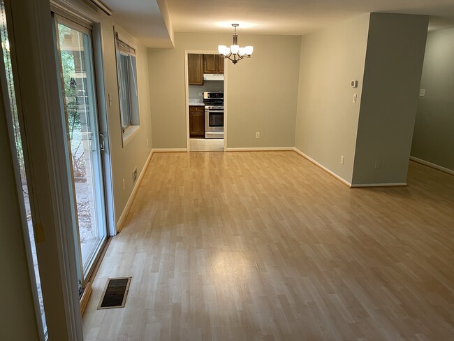Foto del edificio - 10600 Montrose Ave