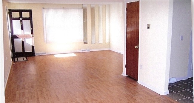  - 731 Graisbury Ave