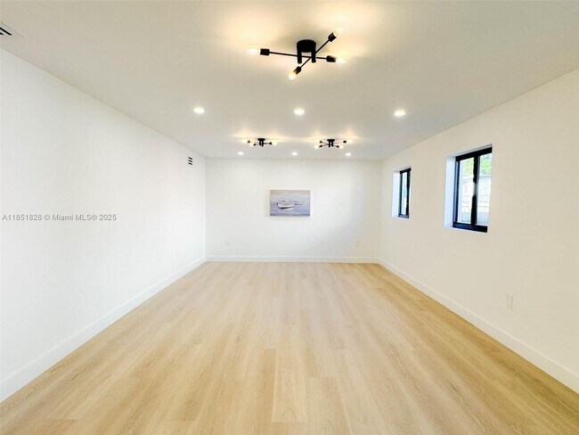 Foto del edificio - 1040 NE 143rd St