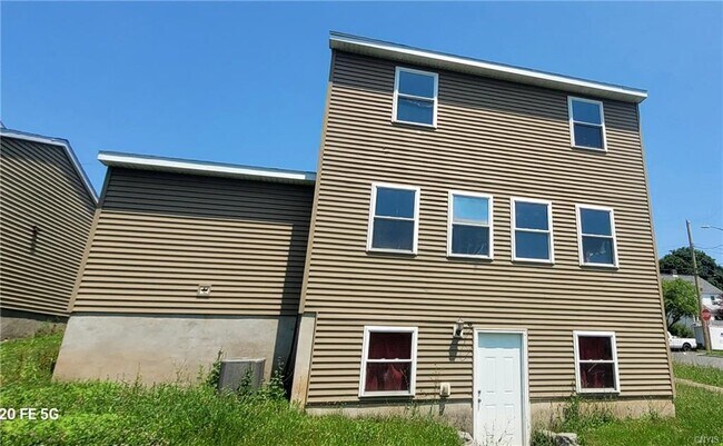 Building Photo - 238 Robinson St