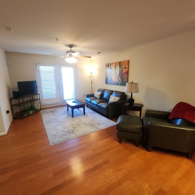 Building Photo - FURNISHED 2 Bedroom, 2 Bath Condo Off of F...