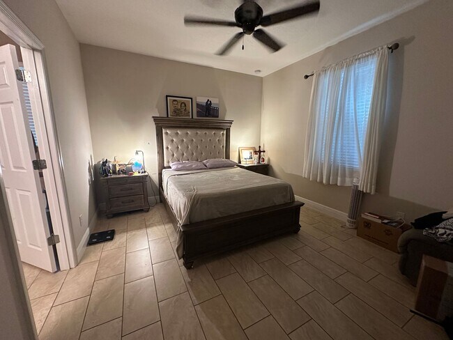 Foto del edificio - Fenced 4/2 in GATED COMMUNITY OF SORRENTO ...