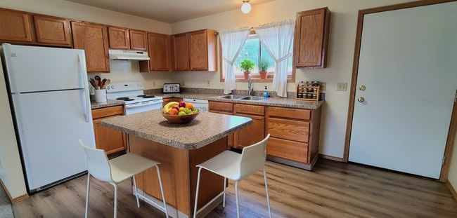 Building Photo - 709 Golden West Dr