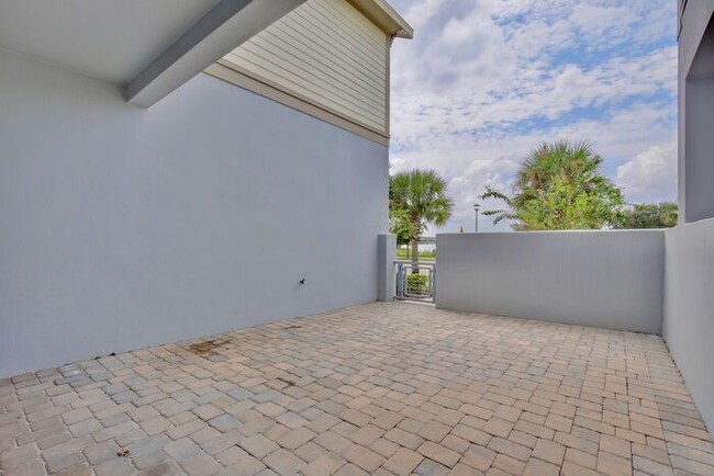 Building Photo - Stunning 2/2 Modern Townhome with a Bonus ...