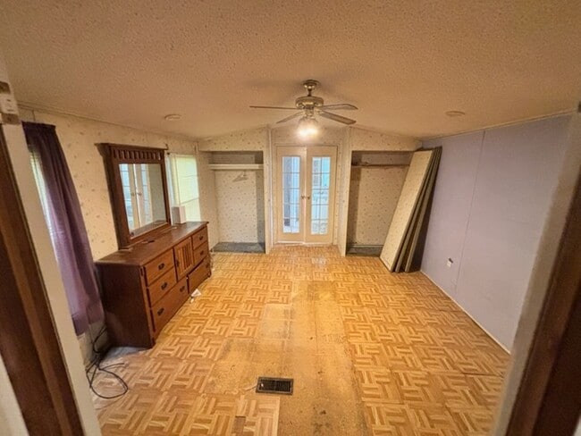 Building Photo - 22 W Reybold Dr