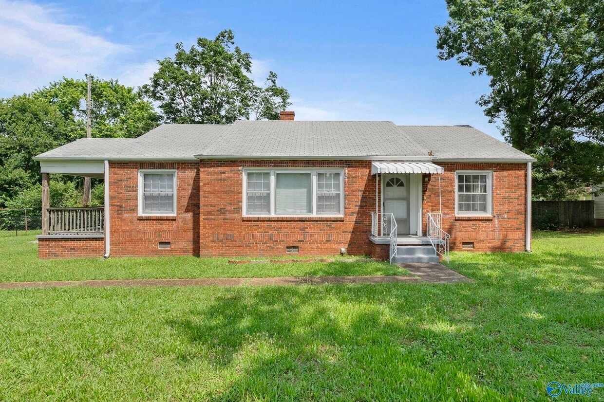 Primary Photo - 2305 Andrew Jackson Way NE