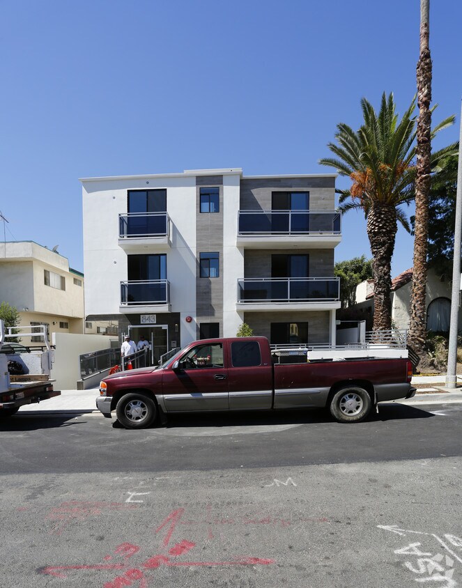 Building Photo - 843 N Fuller Ave