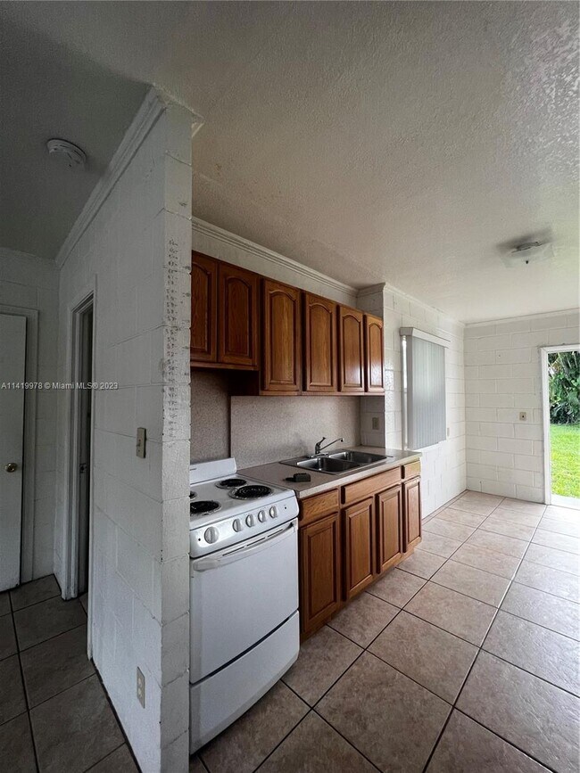 Building Photo - 1420 SW 41st Ave