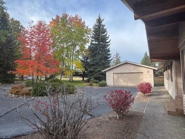 Building Photo - Single level home with amazing river views