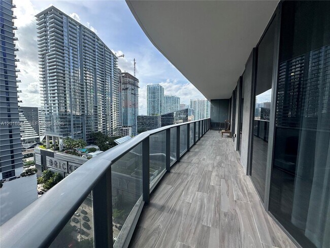 Building Photo - 801 S Miami Ave