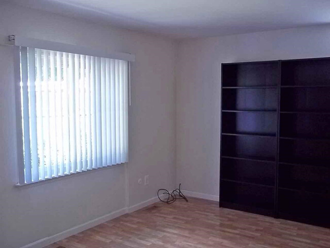 Building Photo - 531 Longshore Dr