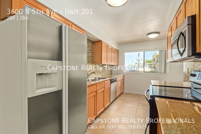 Building Photo - Charming 2 Bed 2 Bath Apartment in Melrose!