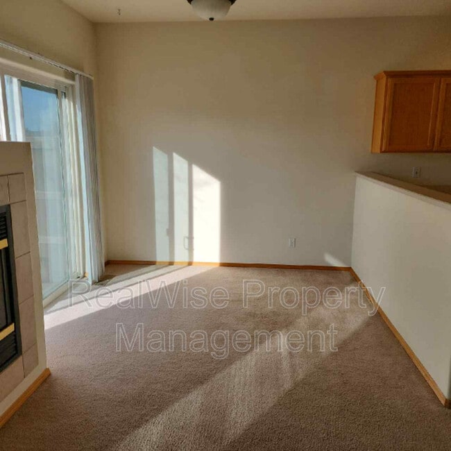 Building Photo - 1558 SW Reindeer Ave