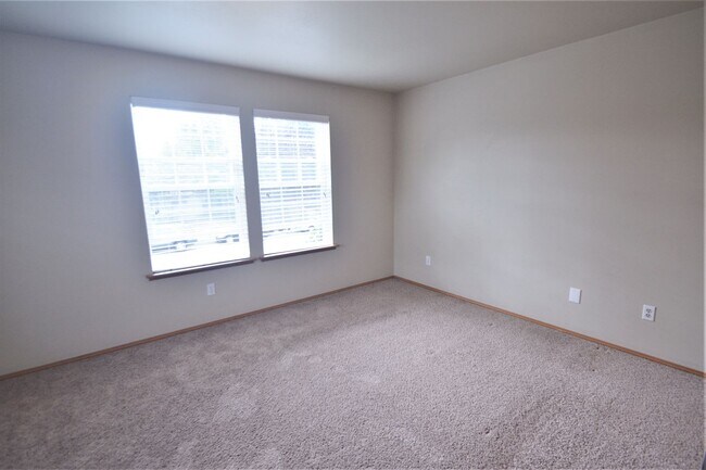 Building Photo - 409 Pine Ave