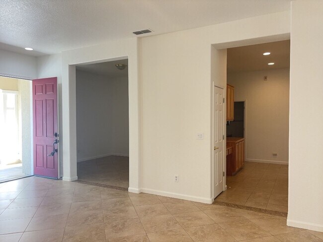 Foto del edificio - West Roseville 2100sqft, 3 Bedroom (office...