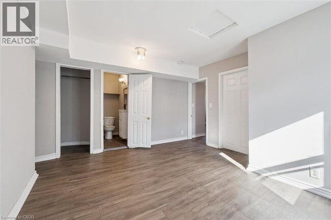 Photo du bâtiment - 906 King St E