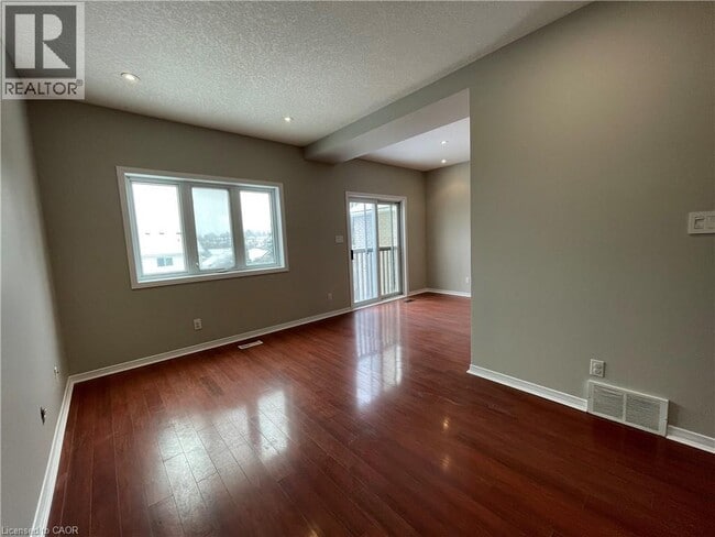 Building Photo - 103 Hollyridge Crescent