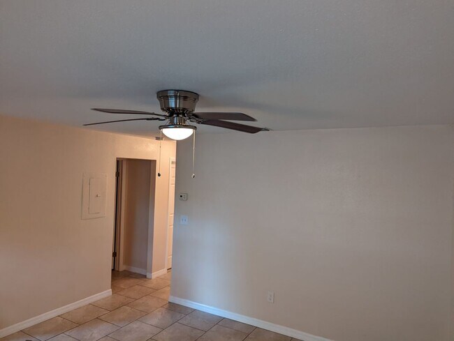 Foto del edificio - 4512 E 10th