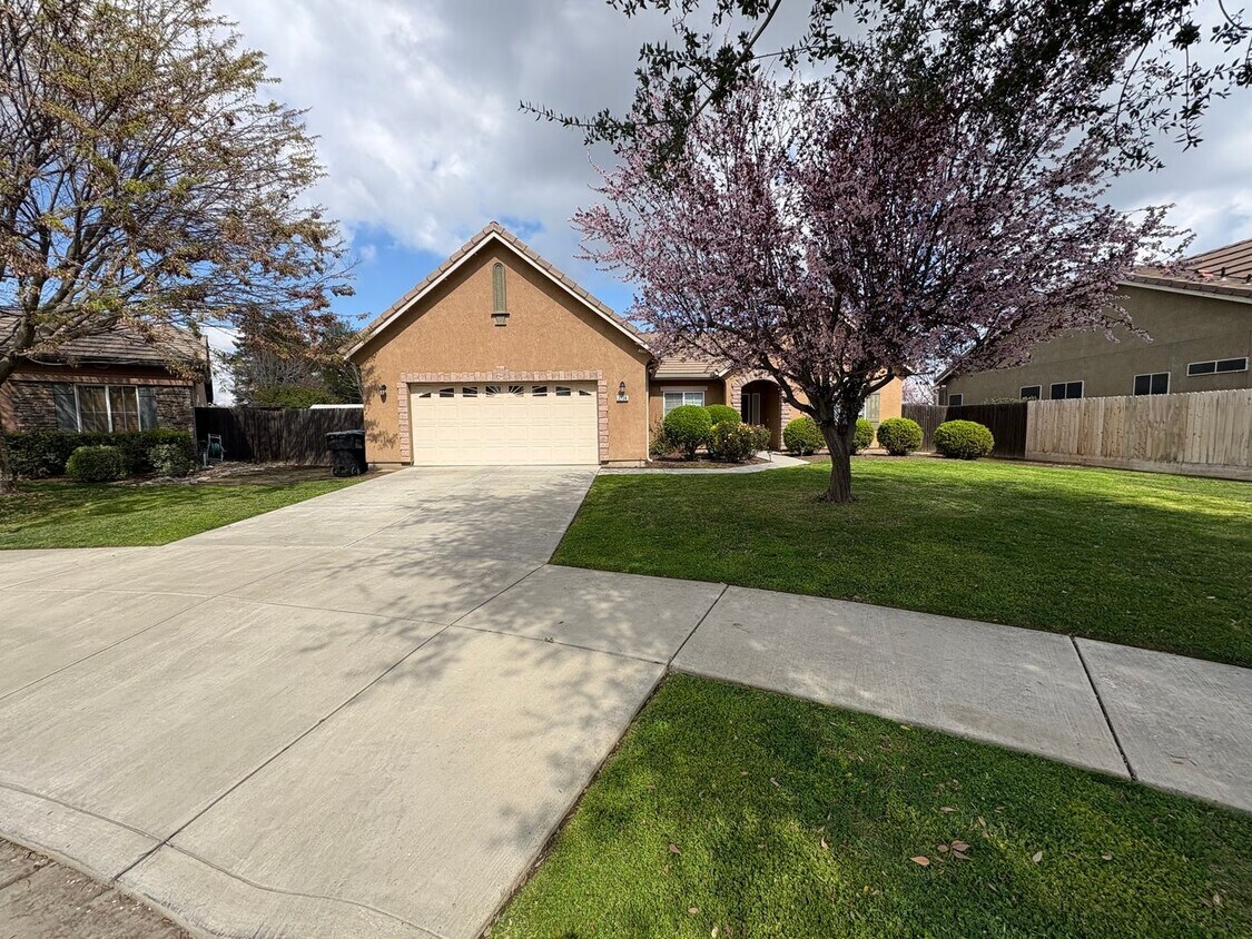 Primary Photo - Beautiful Home in the Shannon Ranch area A...